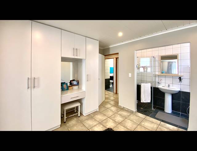4 BEDROOM HOUSE FOR SALE IN VELDDRIF